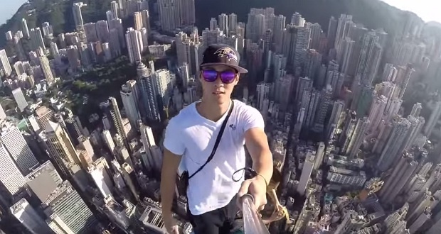 Самое страшное селфи: парень забрался на шпиль небоскреба в Гонконге (фото + видео)
