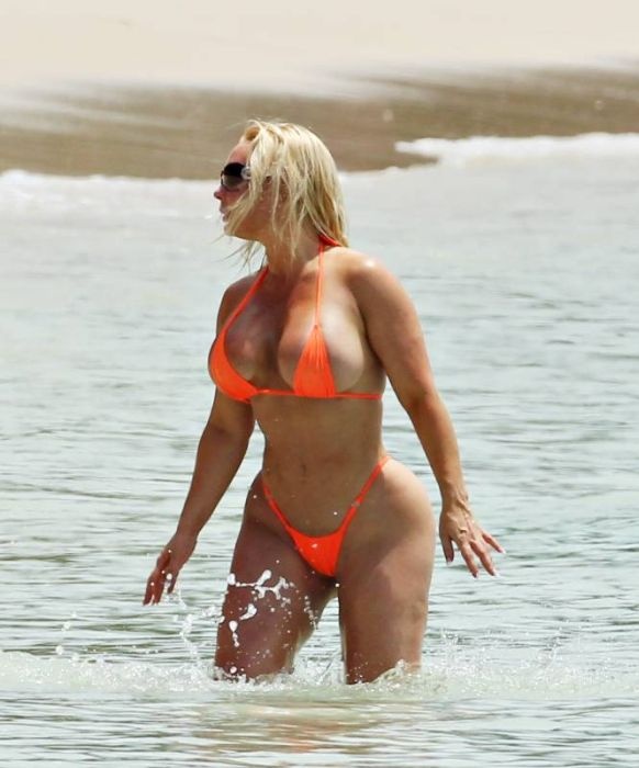 "Коко" Остин в нескромном бикини на пляже (21 фото)