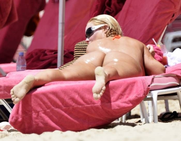 "Коко" Остин в нескромном бикини на пляже (21 фото)