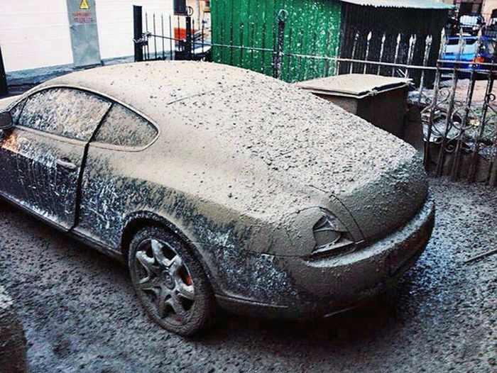 Москва: бетономешалка разгрузила бетон прямо на Bentley (3 фото)