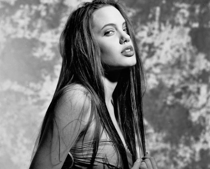 Интересные факты бурной молодости Анджелины Джоли (16 фото)