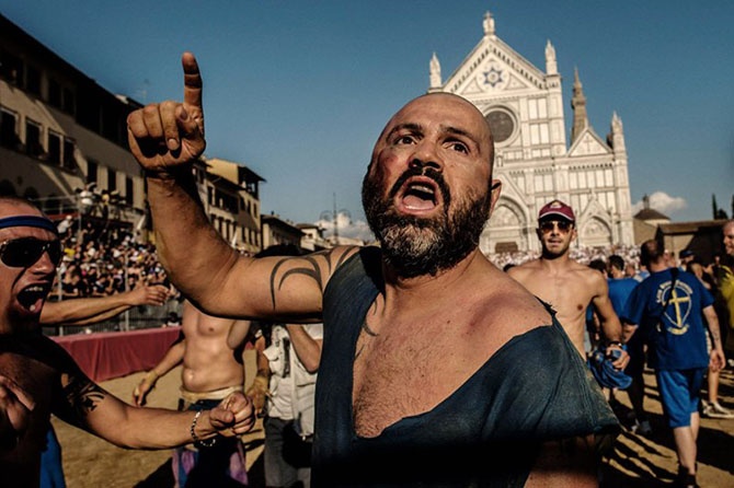 Италия: Как выглядит самая кровожадная разновидность футбола (40 фото)
