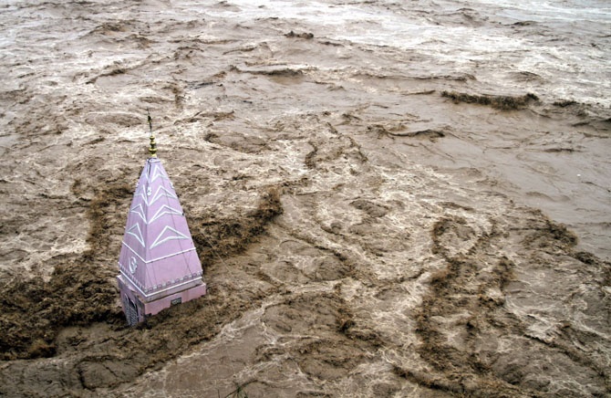 Историческое наводнение в Индии и Пакистане (27 фото)
