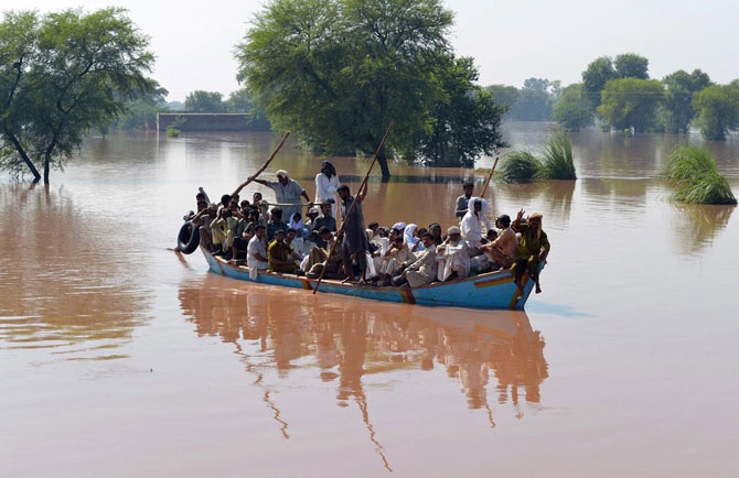 Историческое наводнение в Индии и Пакистане (27 фото)