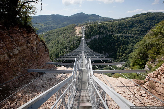 Как выглядит самый длинный пешеходный подвесной мост (30 фото)