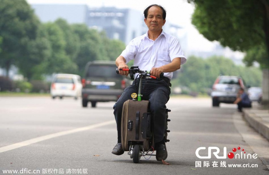 Чемодан-скутер из Китая (2 фото)