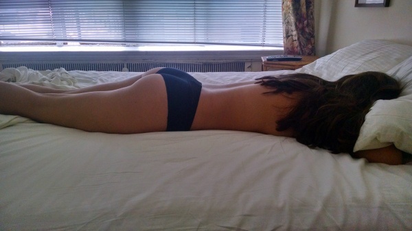 Девушка мастурбирует вибратором лежа на кровати напроитив скрытой камеры