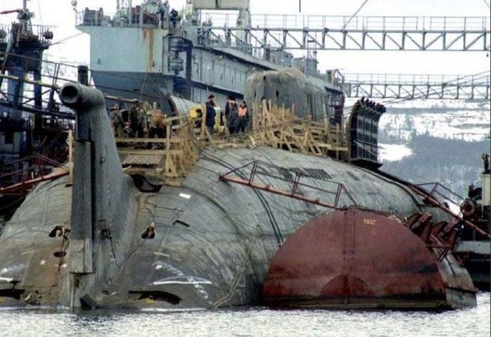 Работа судмедэкспертов на борту затонувшего подводного крейсера "Курск" (12 фото)