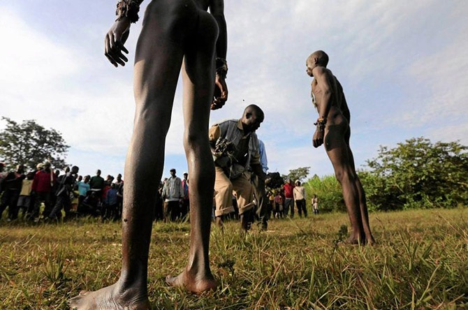 Как становятся мужчинами в Кении (16 фото)
