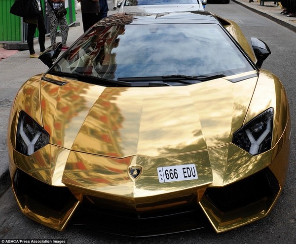 На улицах Парижа был замечен золотой Lamborghini Aventador за 6.000.000$ (2 фото + 1 видео)