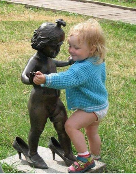 Развлекаемся со статуями (27 фото)