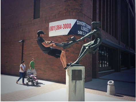 Развлекаемся со статуями (27 фото)