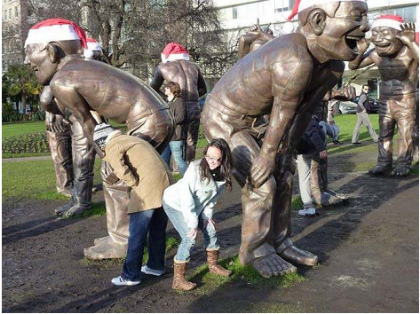 Развлекаемся со статуями (27 фото)