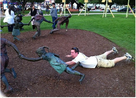 Развлекаемся со статуями (27 фото)