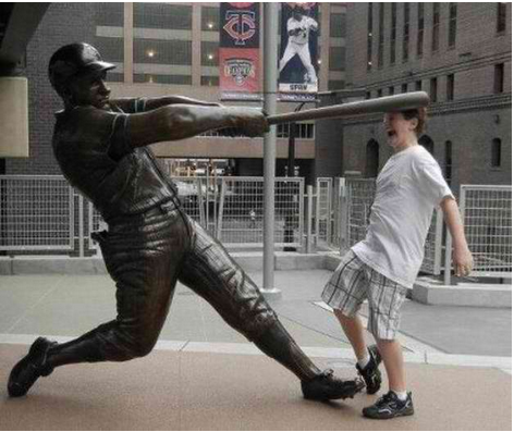 Развлекаемся со статуями (27 фото)