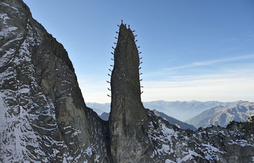 Сотни альпинистов устроили в Альпах эпическую фотосессию (14 фото)