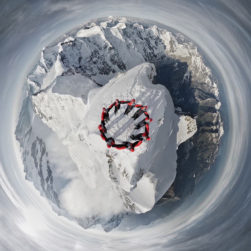 Сотни альпинистов устроили в Альпах эпическую фотосессию (14 фото)