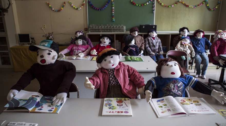 Долина кукол: в японской деревне место исчезнувших людей постепенно занимают их бездушные копии (7 фото)