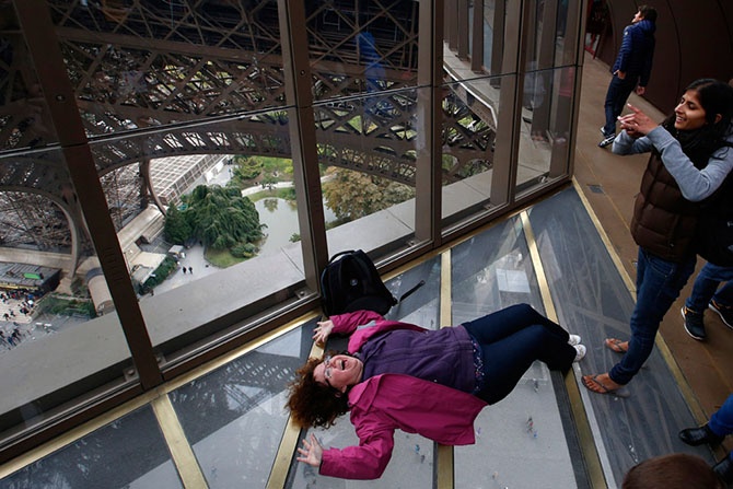 Как выглядит новый стеклянный пол Эйфелевой башни (16 фото)
