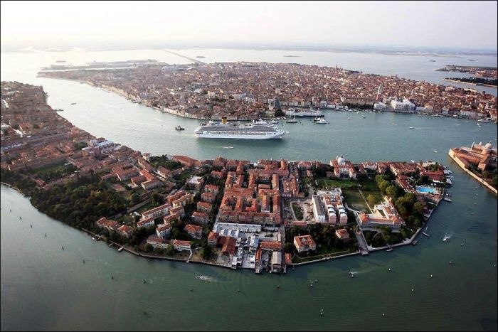Впечатляющий контраст в Венеции: огромный круизный лайнер (6 фото)