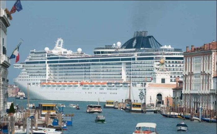 Впечатляющий контраст в Венеции: огромный круизный лайнер (6 фото)