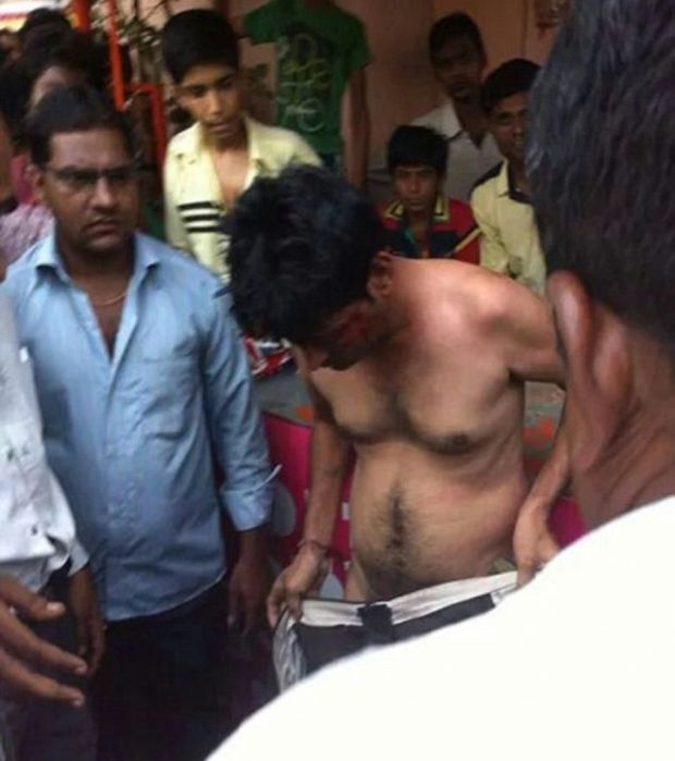Самосуд в Индии: насильник попался на горячем (4 фото)