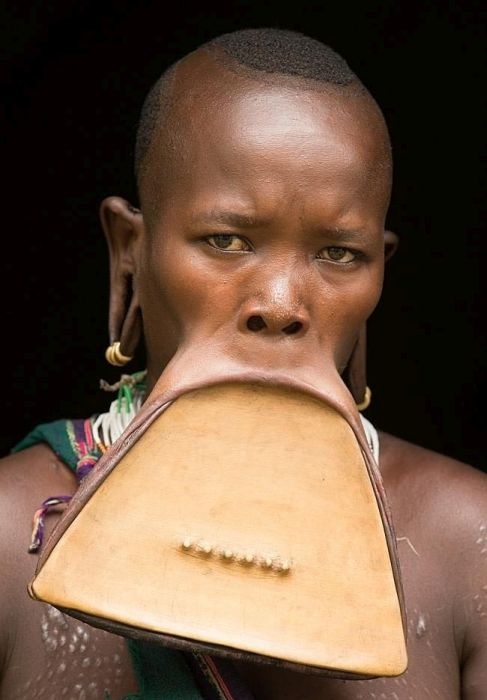 Эфиопия: найдена девушка с самым большим в мире диском в губе (9 фото)