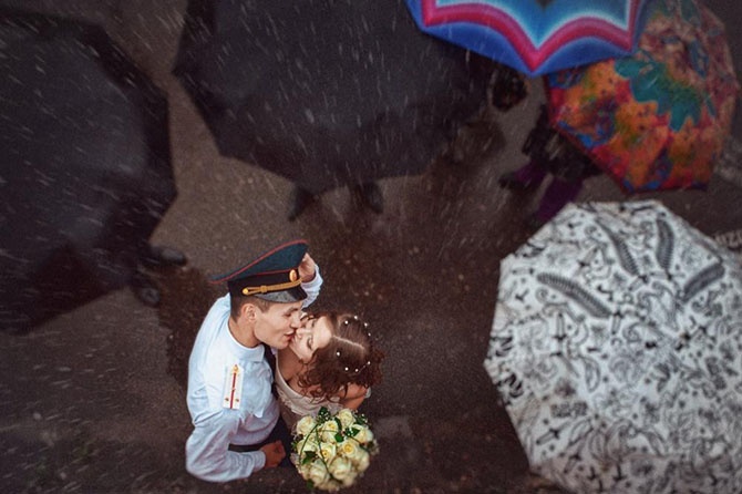 Молодожены, которые не испугались дождя в день свадьбы (20 фото)