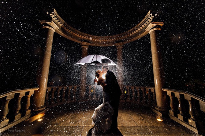 Молодожены, которые не испугались дождя в день свадьбы (20 фото)