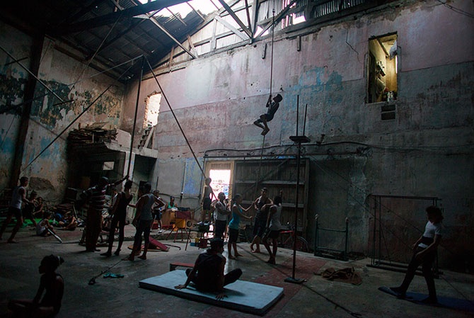 Как кубинские дети учатся цирковому искусству (14 фото)