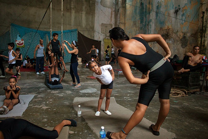 Как кубинские дети учатся цирковому искусству (14 фото)