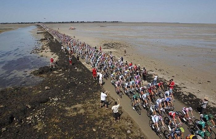 Франция: дорога жизни, проложенная по дну залива (17 фото)