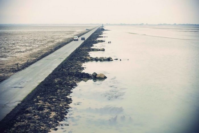 Франция: дорога жизни, проложенная по дну залива (17 фото)