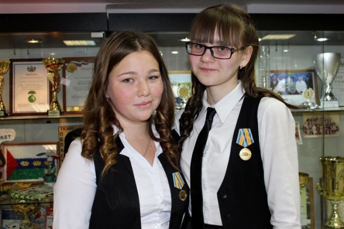 МЧС России наградило медалями двух школьниц 9-го класса (6 фото)