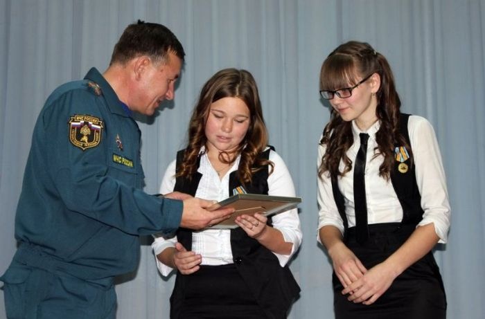 МЧС России наградило медалями двух школьниц 9-го класса (6 фото)
