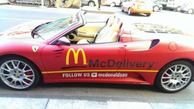 McDonald’s доставляет еду на Ferrari и Lamborghini (4 фото + 1 видео)