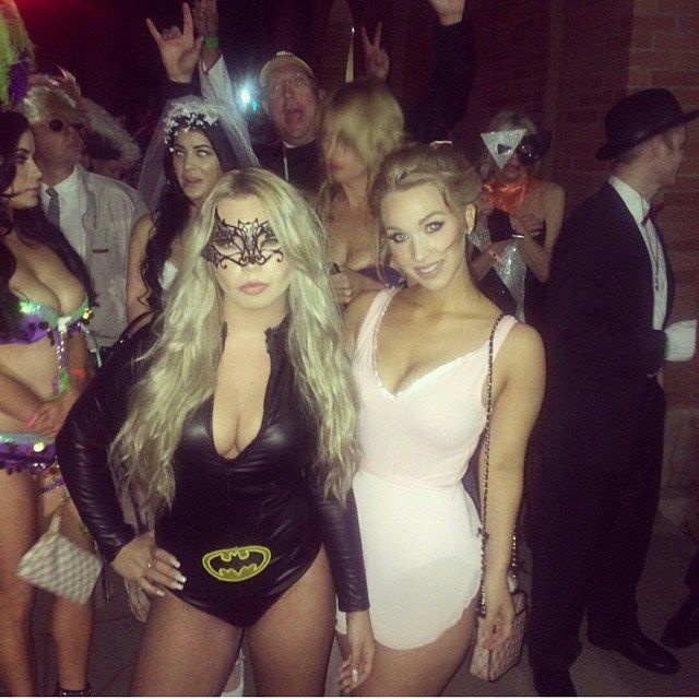 Хэллоуин-вечеринка в поместье Playboy (26 фото)