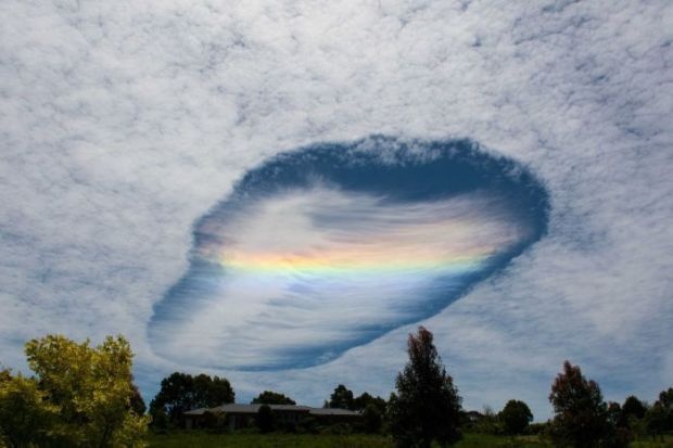 В небе Австралии обнаружили «врата в рай» с радугой внутри (6 фото)