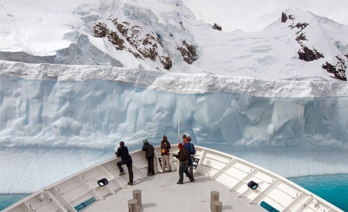 Круиз для состоятельных любителей путешествий по побережью Антарктиды (11 фото)