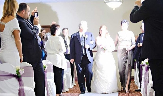 За что свадебные фотографы ненавидят гостей (7 фото)