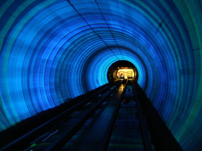 Самые необычные транспортные тоннели (20 фото)