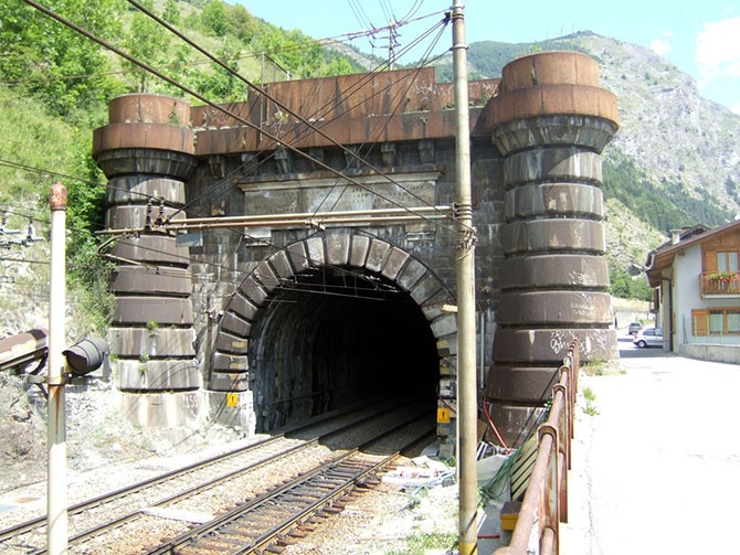 Самые необычные транспортные тоннели (20 фото)