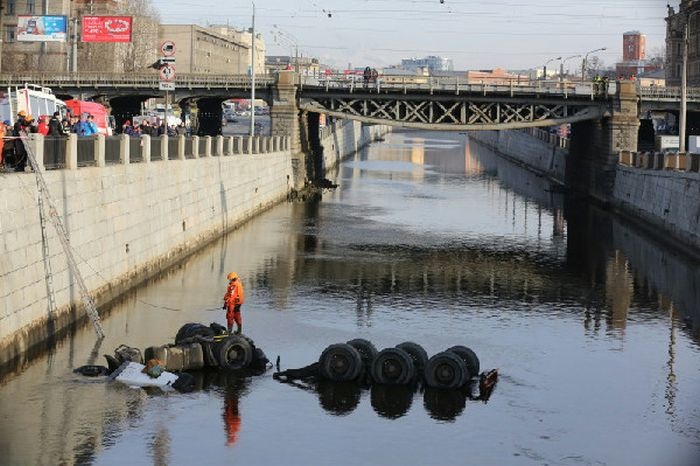 Санкт-Петербург: в Обводной канал упал бензовоз (14 фото)