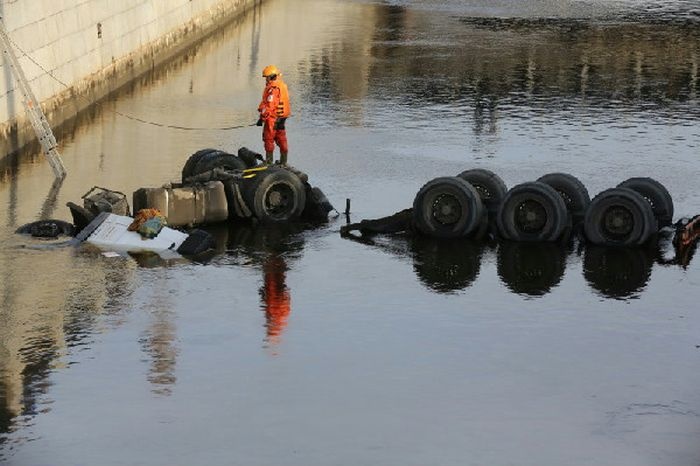 Санкт-Петербург: в Обводной канал упал бензовоз (14 фото)
