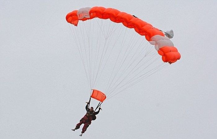 Жительница штата Нью-Йорк отметила 100-летний юбилей  прыжком с парашютом (8 фото)