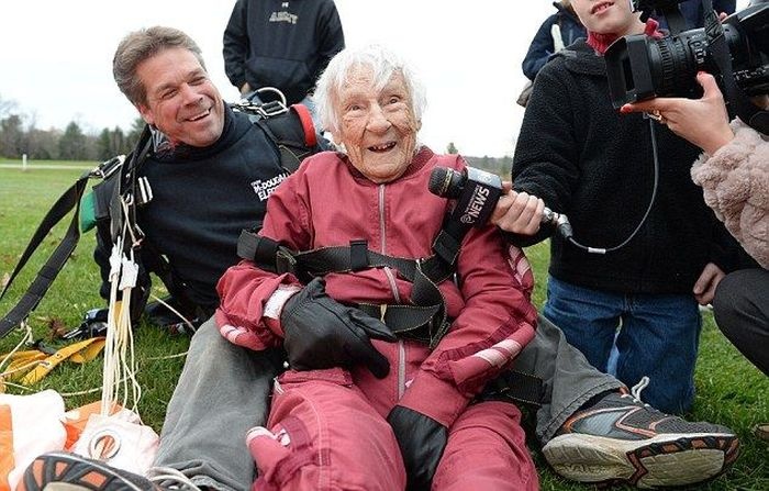 Жительница штата Нью-Йорк отметила 100-летний юбилей  прыжком с парашютом (8 фото)