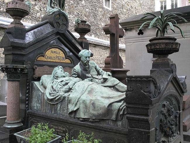 Необычные надгробные памятники: жуткие, трогательные, странные (23 фото)