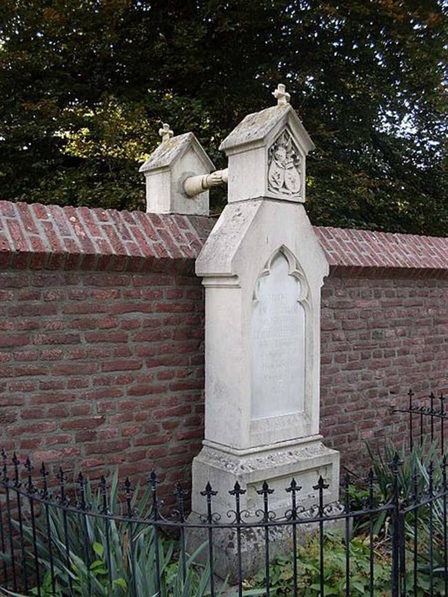 Необычные надгробные памятники: жуткие, трогательные, странные (23 фото)