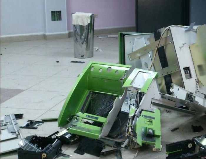 В центре Томска был взорван банкомат (4 фото)