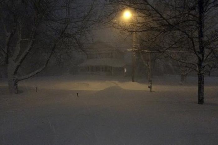 Из-за сильнейшего снегопада на северо-востоке США погибло 8 человек (50 фото)